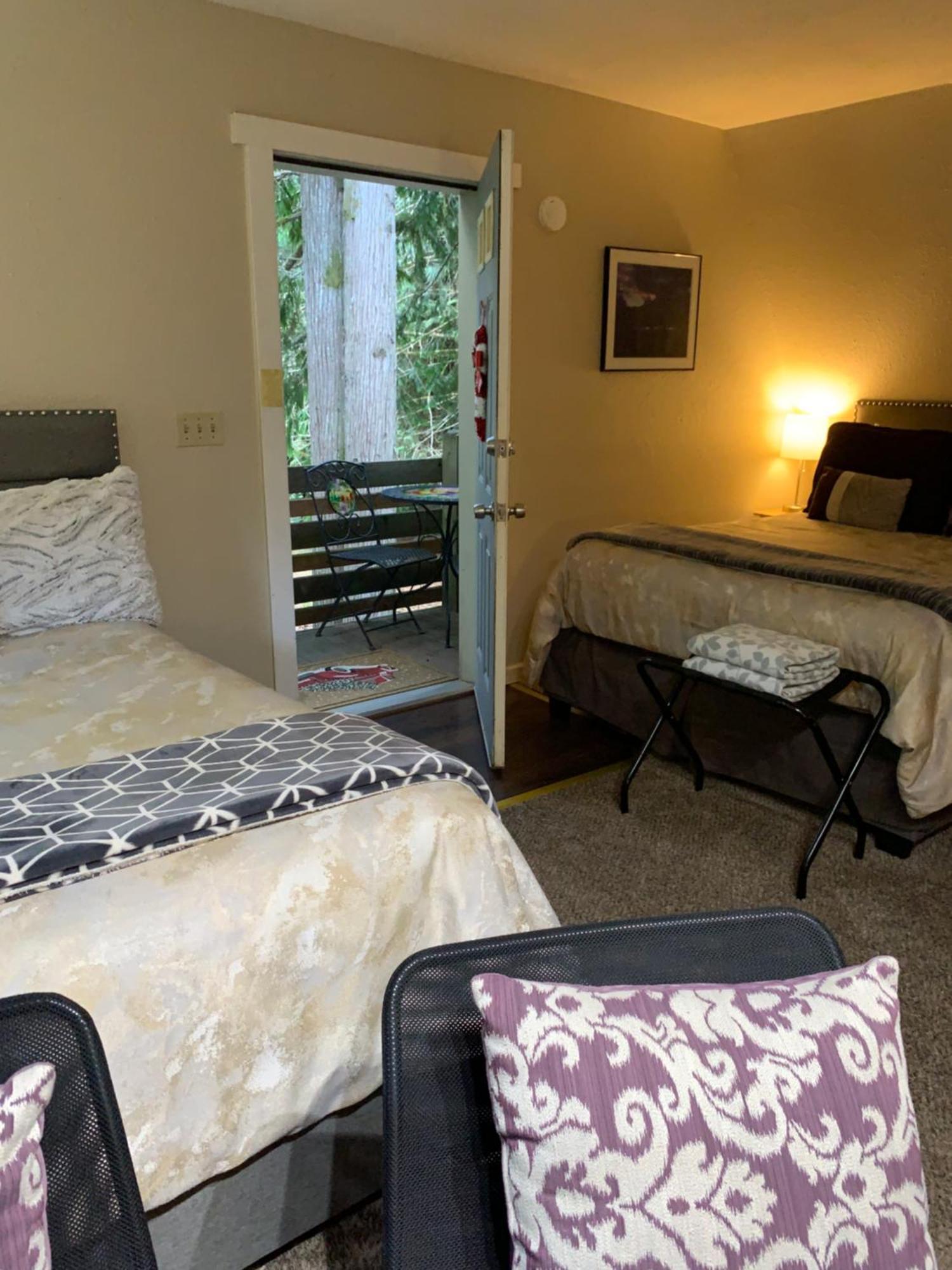 Mountain Meadows Inn & Chalet Suites Эшфорд Экстерьер фото